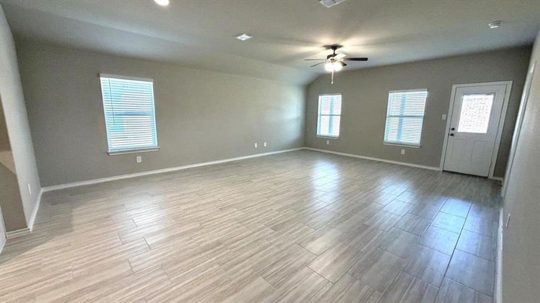 Spacious, unfurnished interior of a new home in Sunnycreek, Fort Worth (Image 13).