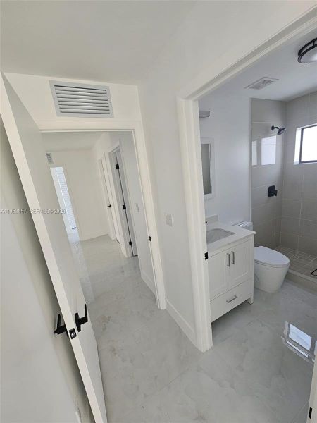 Spacious, unfurnished interior of a new home in , Miami (Image 9).