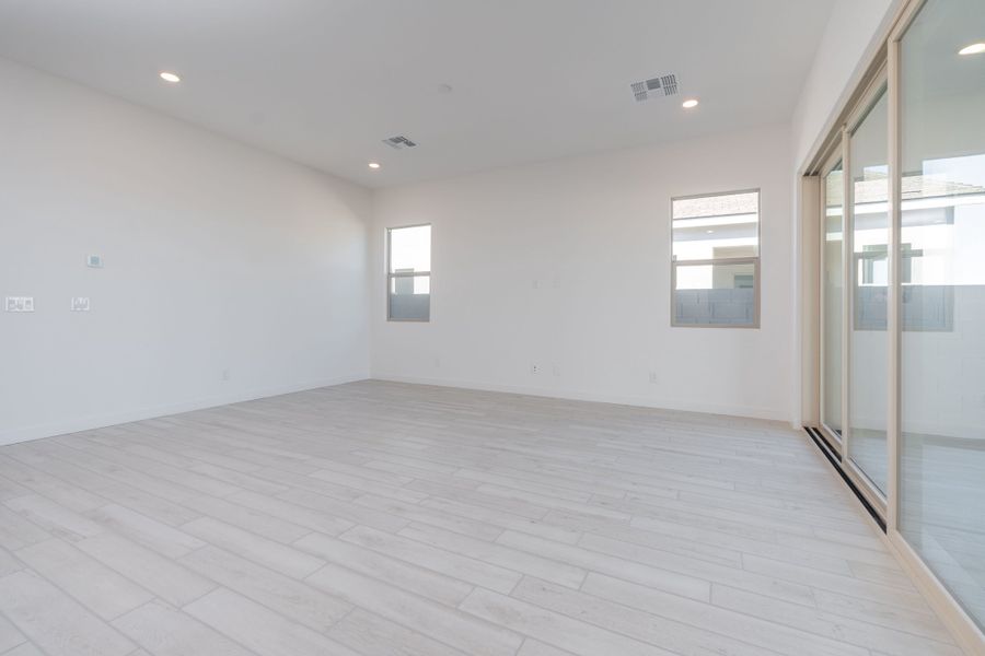 Spacious, unfurnished interior of a new home in Soleo, San Tan Valley (Image 9).