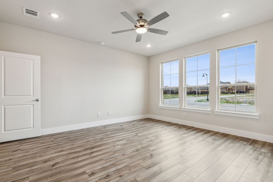 Spacious, unfurnished interior of a new home in Dove Hollow, Waxahachie (Image 17).