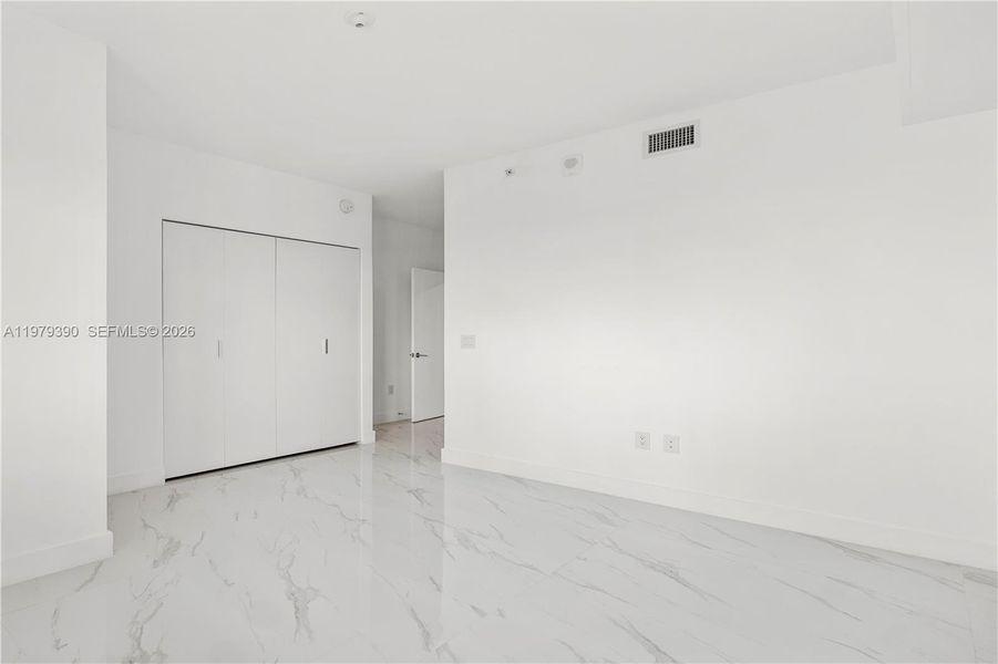 Spacious, unfurnished interior of a new home in Aria Reserve, Miami (Image 30).