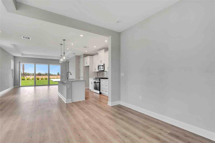 Spacious, unfurnished interior of a new home in Cresswind at Lake Harris, Tavares (Image 39).