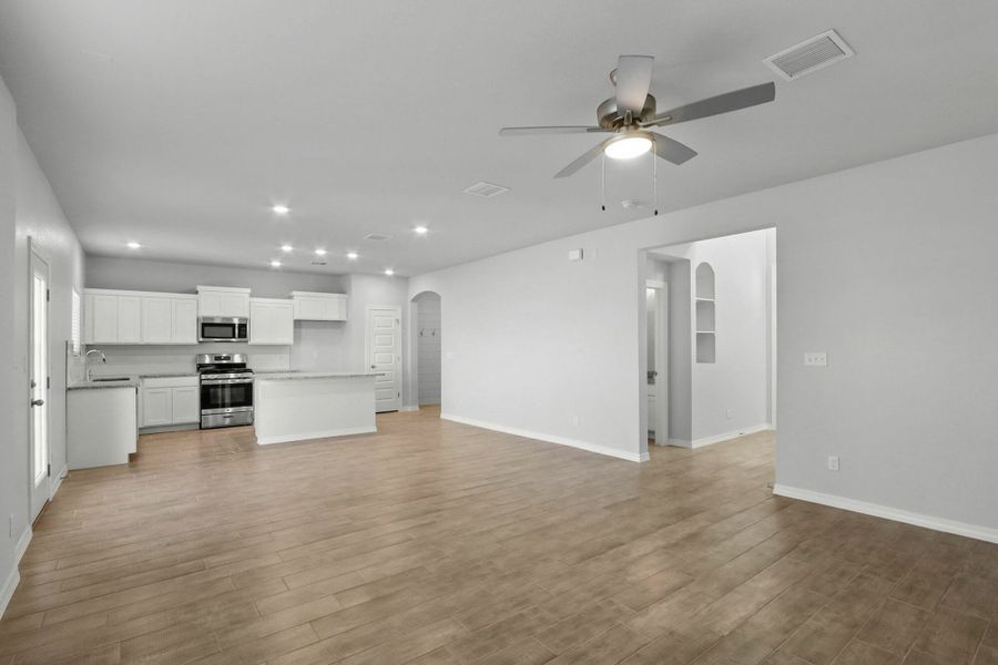 Spacious, unfurnished interior of a new home in Paseos Del Este, Horizon City (Image 5).