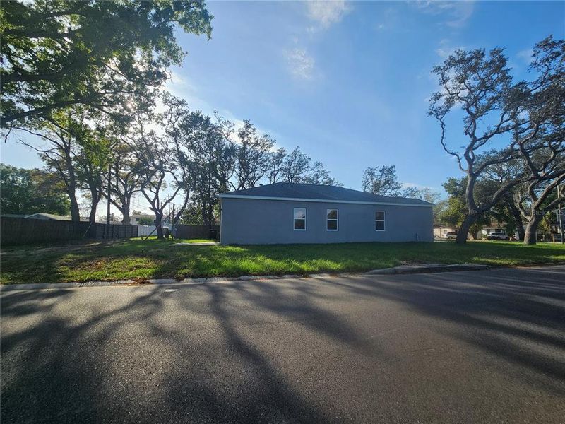 Exterior details and patio area of a home in , St. Petersburg (Image 3).