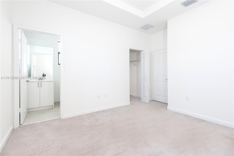 Spacious, unfurnished interior of a new home in , Miami (Image 25).