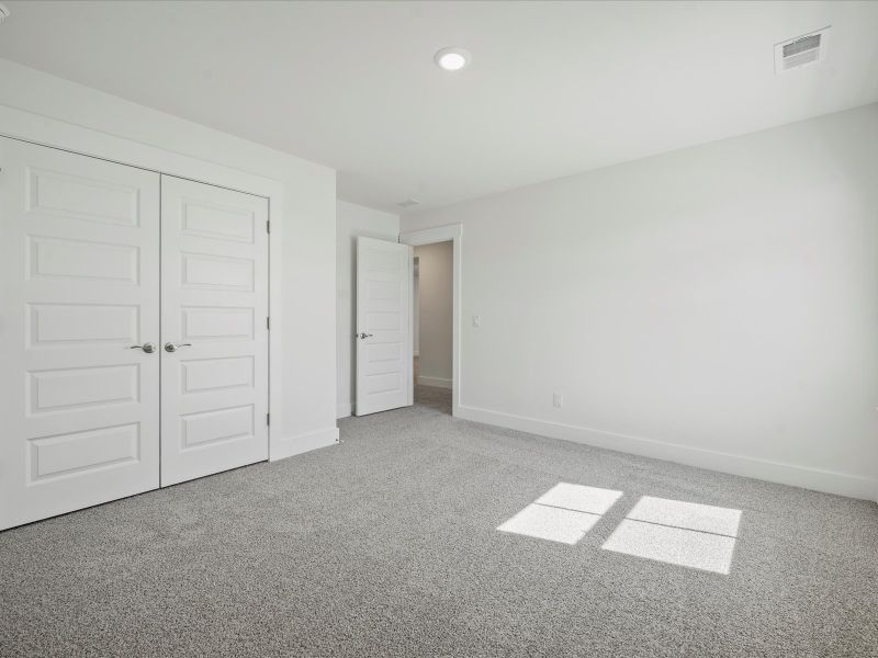 Spacious, unfurnished interior of a new home in The Coves at Lakes of Cane Bay II, Summerville (Image 25).