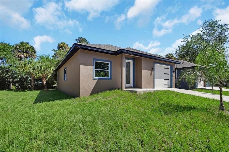 Exterior details and patio area of a home in , Daytona Beach (Image 19).