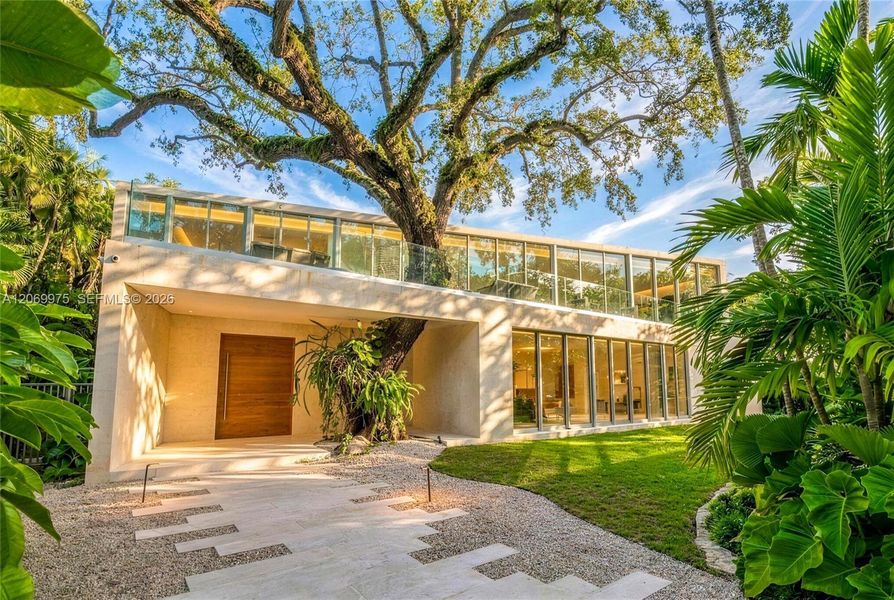 Exterior details and patio area of a home in , Miami (Image 22).