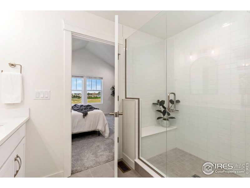 Primary en-suite bathroom