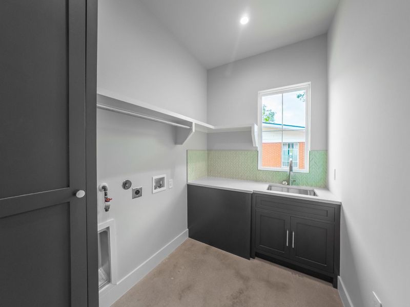 Laundry room with plenty of storage