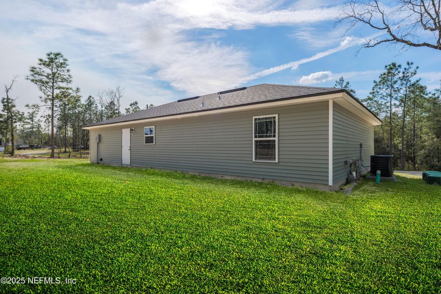 Exterior details and patio area of a home in , Keystone Heights (Image 3).