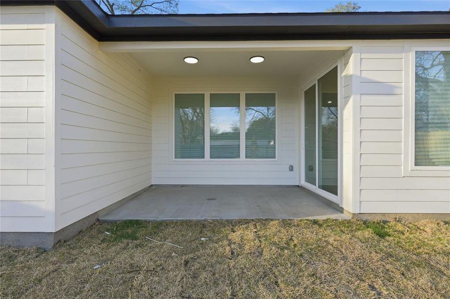 Exterior details and patio area of a home in , Dallas (Image 4).