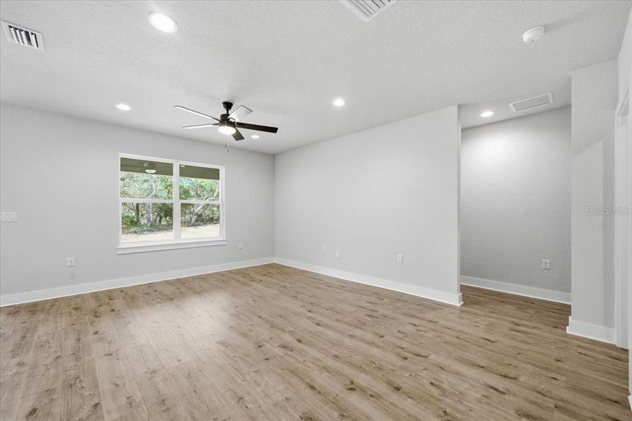 Spacious, unfurnished interior of a new home in , Weeki Wachee (Image 13).