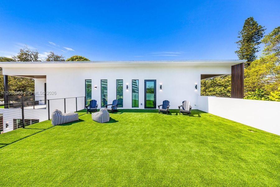 Exterior details and patio area of a home in , Miami (Image 27).