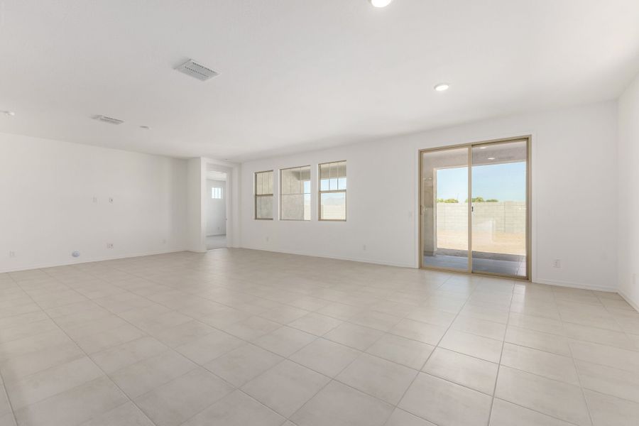 Spacious, unfurnished interior of a new home in Las Ventanas, Goodyear (Image 9).