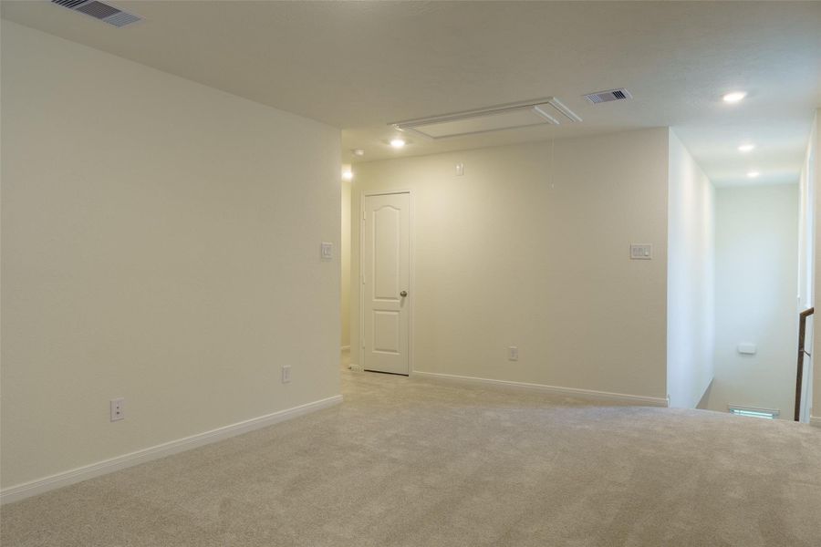 Spacious, unfurnished interior of a new home in Oakwood Trails, Tomball (Image 20).