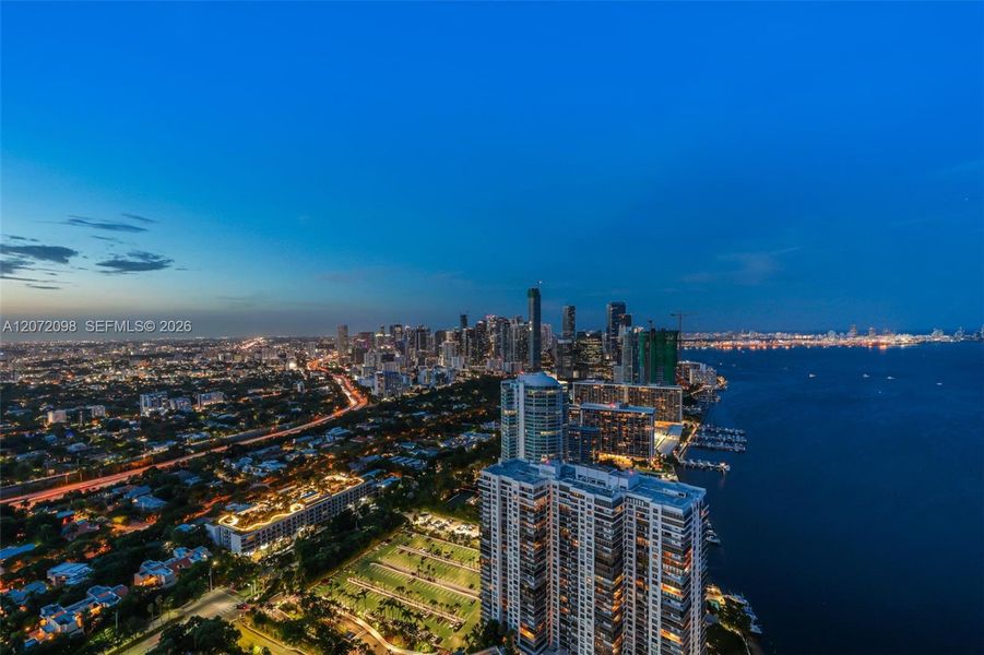 Condo located in Miami, FL showcasing its design and architecture (Image 27).