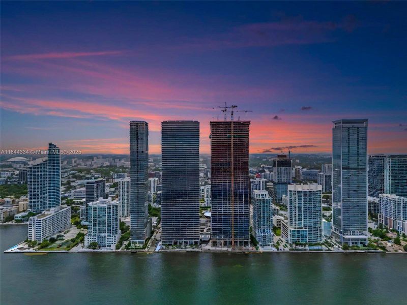 Condo located in Miami, FL showcasing its design and architecture (Image 5).