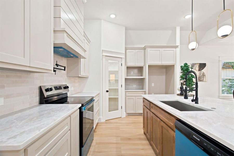 Furnished interior view inside a new home in , Fort Worth (Image 7).