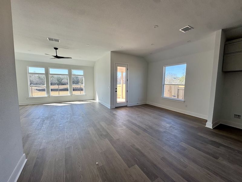Spacious, unfurnished interior of a new home in Persimmon, Buda (Image 8).