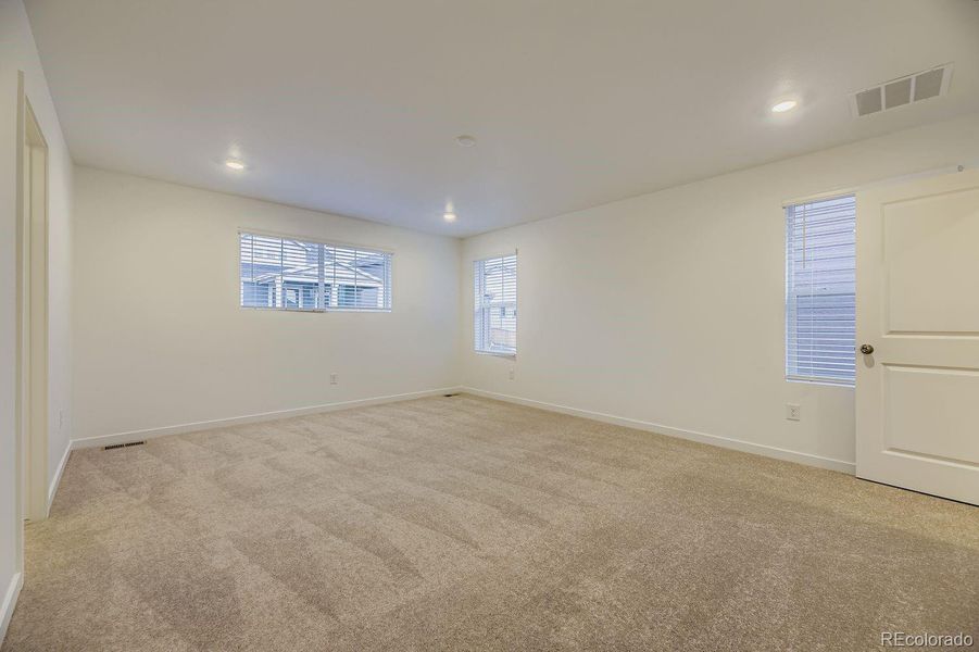 Spacious, unfurnished interior of a new home in Ken-Caryl Ranch, Littleton (Image 9).