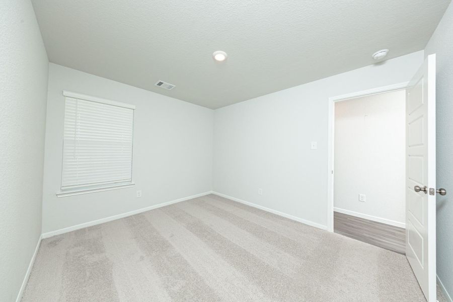 Spacious, unfurnished interior of a new home in Bammel Oaks, Houston (Image 9).