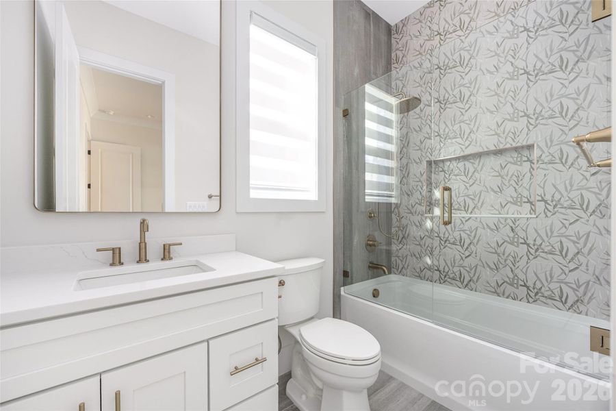 Main level guest suite bath.