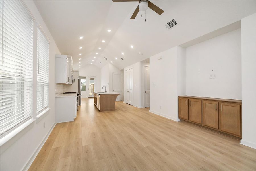 Spacious, unfurnished interior of a new home in Riceland, Mont Belvieu (Image 16).