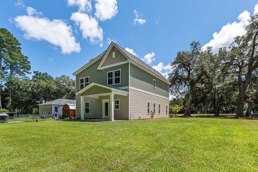 Exterior details and patio area of a home in , Ravenel (Image 21).