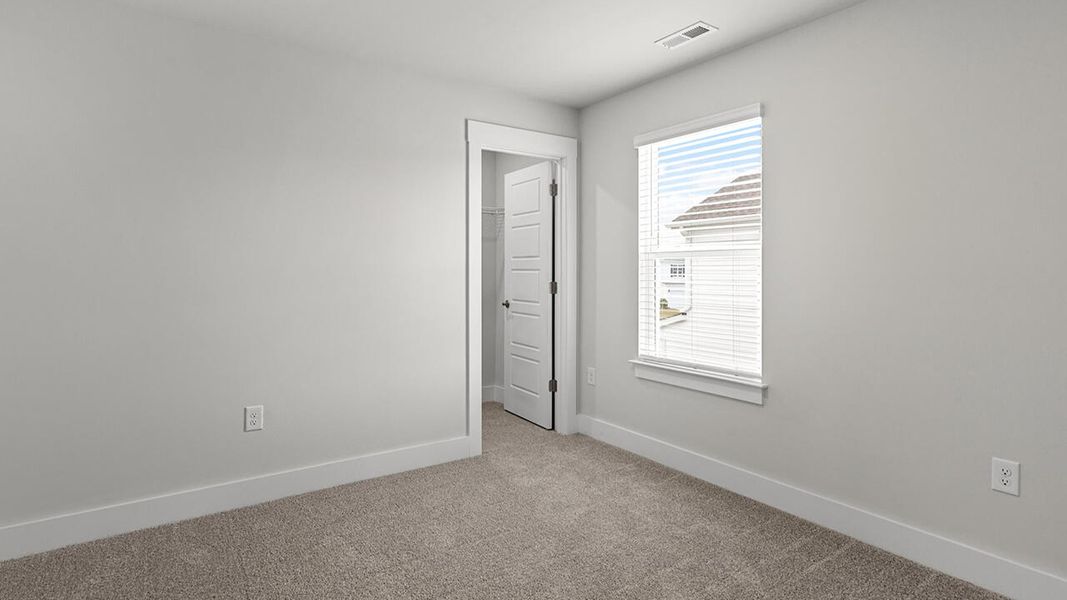Spacious, unfurnished interior of a new home in Vineyard Trail, Jacksonville (Image 25).