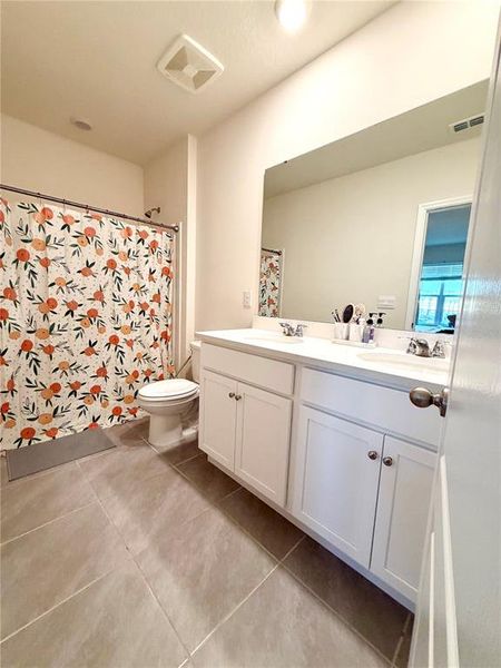 Furnished interior view inside a new home in , Davenport (Image 10).
