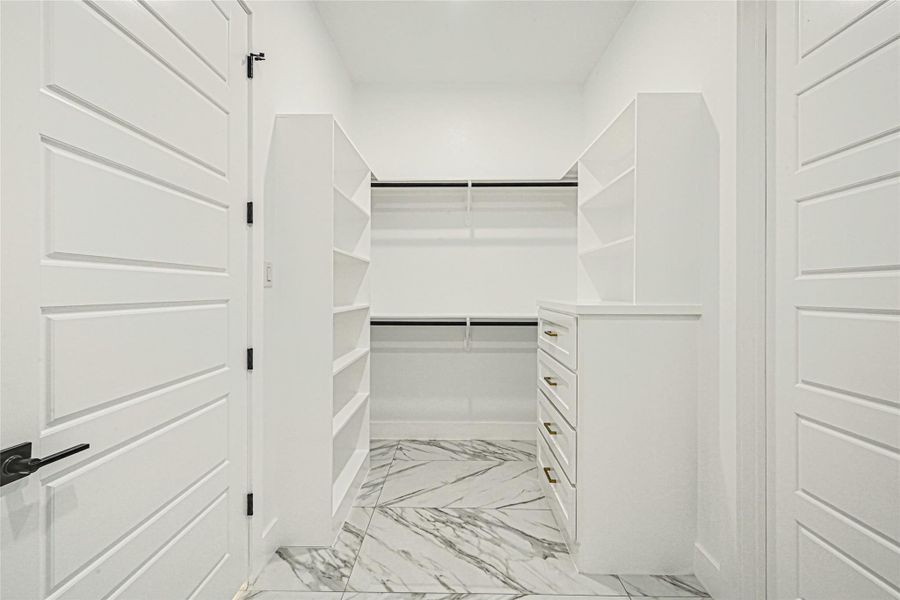 Spacious, unfurnished interior of a new home in , Conroe (Image 16).