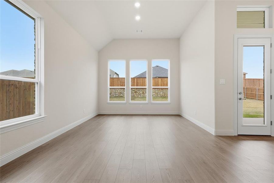 Spacious, unfurnished interior of a new home in Ridge Crossing, Waxahachie (Image 34).