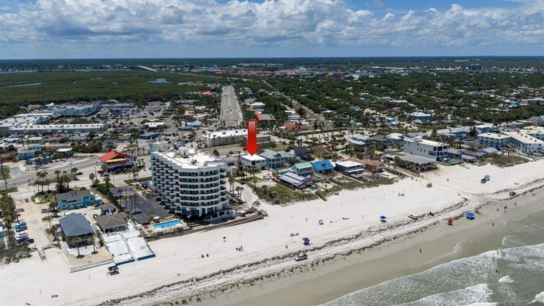 Condo located in New Smyrna Beach, FL showcasing its design and architecture (Image 48).
