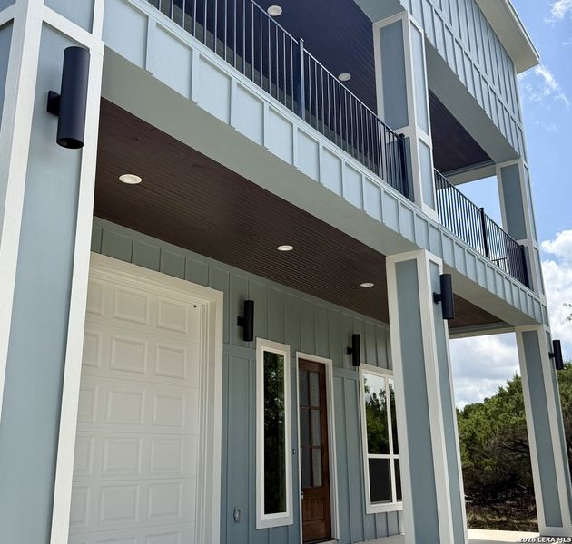 Exterior details and patio area of a home in , Canyon Lake (Image 16).