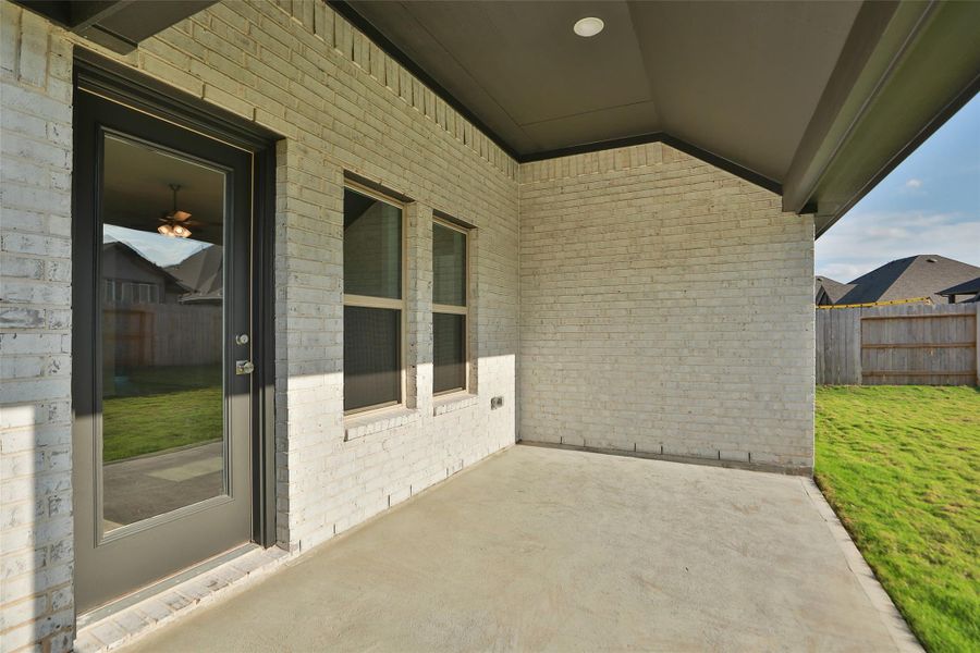 Exterior details and patio area of a home in Brookewater, Rosenberg (Image 3).
