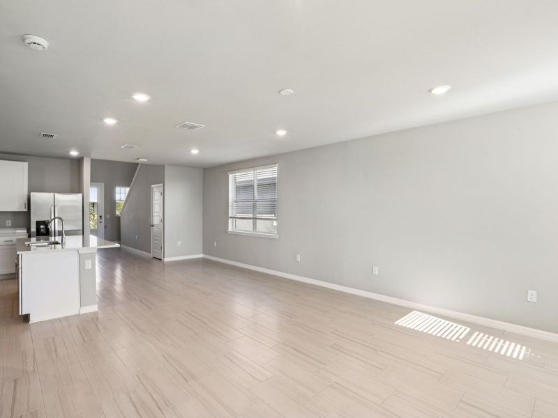 Spacious, unfurnished interior of a new home in Crescent Lakes - Premier Series, Punta Gorda (Image 12).