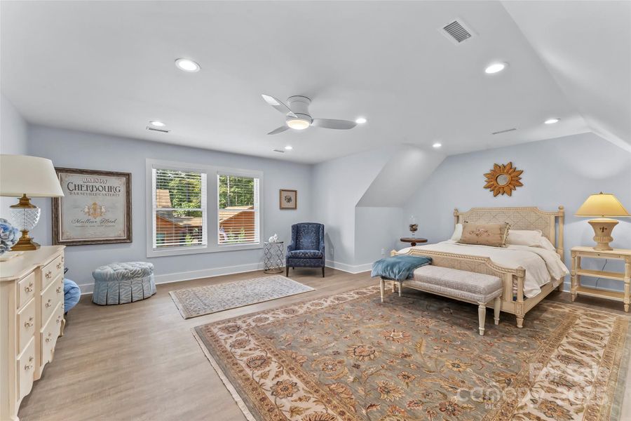 Bonus Room (upstairs)