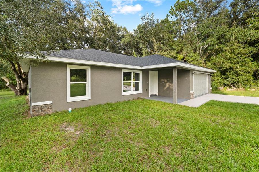 Exterior details and patio area of a home in , Dunnellon (Image 2). Exterior details and patio area of a home in , Dunnellon (Image 2).