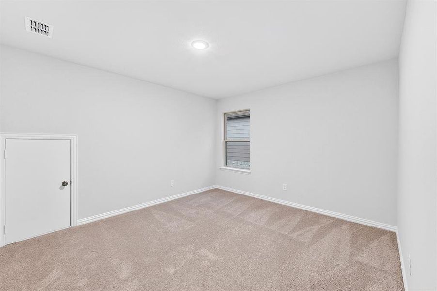 Spacious, unfurnished interior of a new home in Lily Creek at Sutton Fields, Aubrey (Image 35).