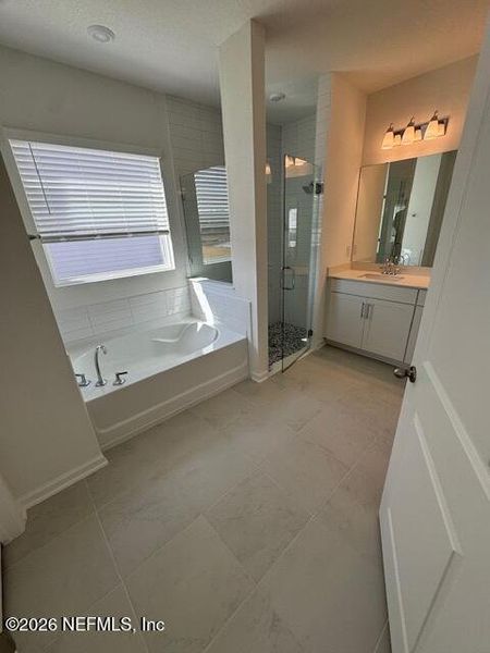 Spacious, unfurnished interior of a new home in Brook Forest, St. Augustine (Image 11).