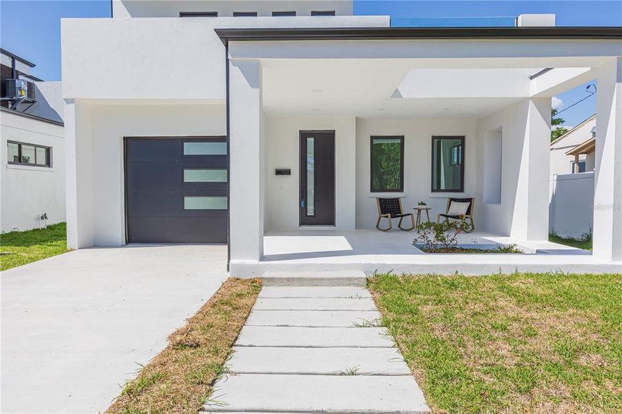 Exterior details and patio area of a home in , St. Petersburg (Image 34).