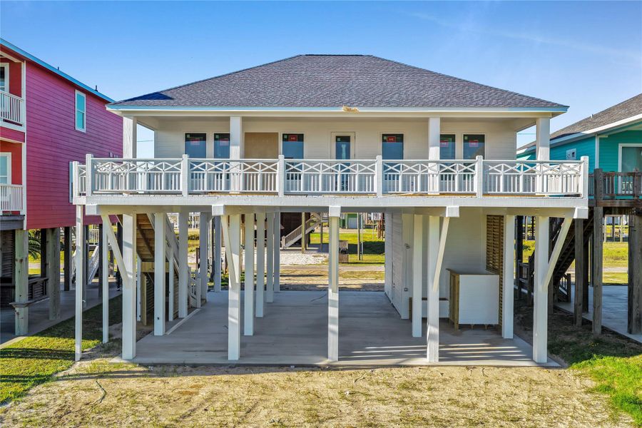 Exterior details and patio area of a home in , Bolivar Peninsula (Image 2).