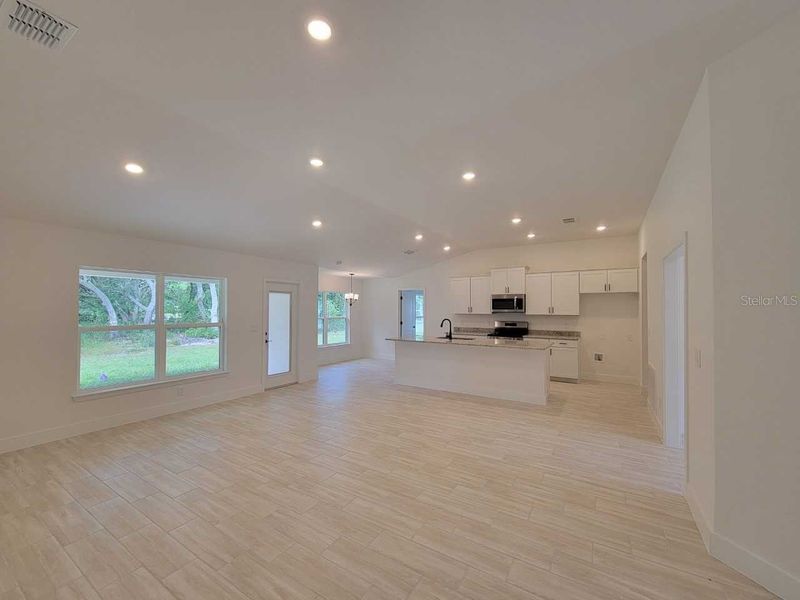 Spacious, unfurnished interior of a new home in Marion Oaks, Ocala (Image 14).