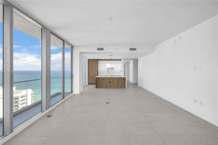Spacious, unfurnished interior of a new home in , Fort Lauderdale (Image 11).