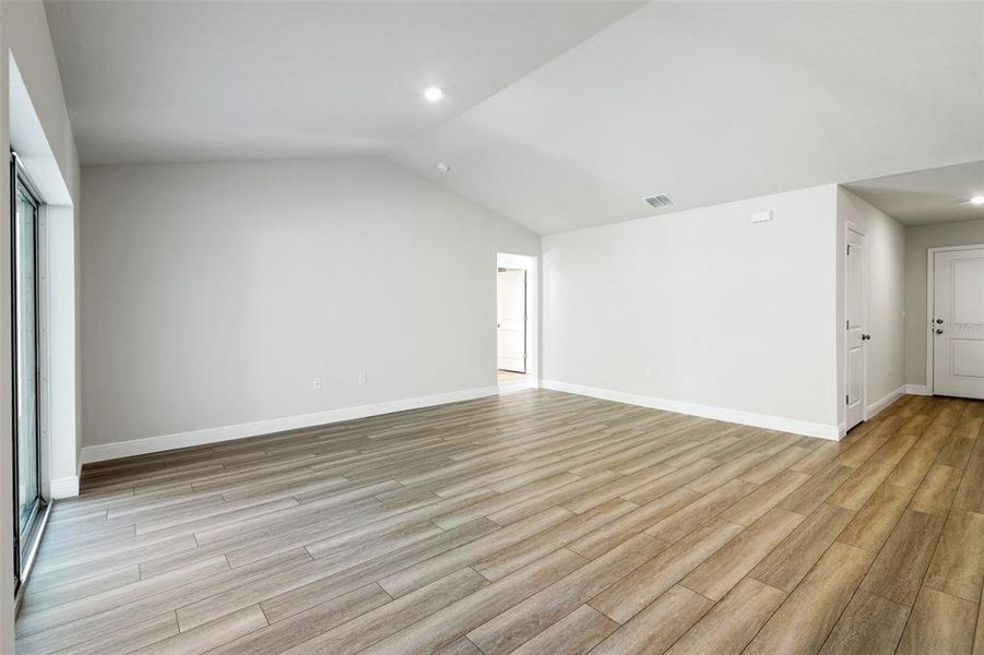 Spacious, unfurnished interior of a new home in , Ocala (Image 18).