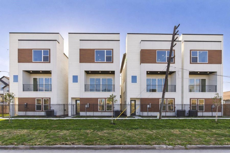 Condo located in Houston, TX showcasing its design and architecture (Image 3). Condo located in Houston, TX showcasing its design and architecture (Image 3).