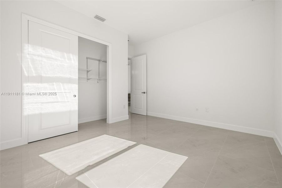 Spacious, unfurnished interior of a new home in , Fort Myers (Image 35).