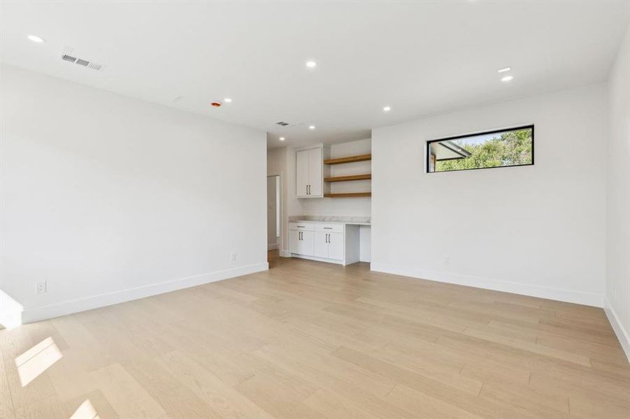 Spacious, unfurnished interior of a new home in , Dallas (Image 20).