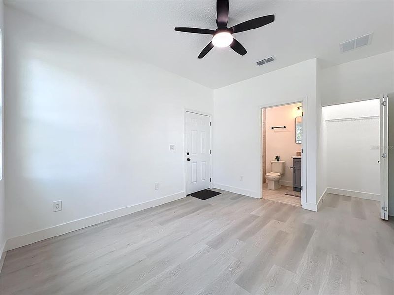 Spacious, unfurnished interior of a new home in , Orlando (Image 43).